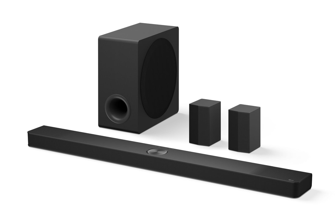 Immagine della soundbar S90TR con subwoofer e casse posteriori angolati verso sinistra