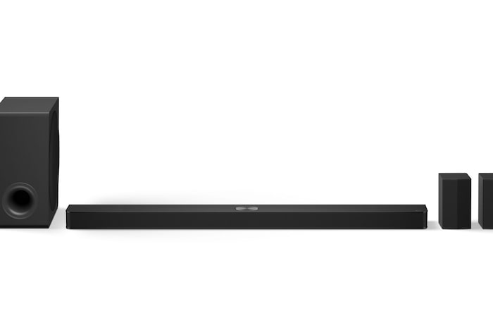 Immagine della soundbar S90TR con subwoofer e casse posteriori angolati verso sinistra