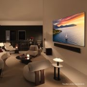 Vista laterale leggermente inclinata verso destra del TV LG OLED evo, OLED G4 sulla parete