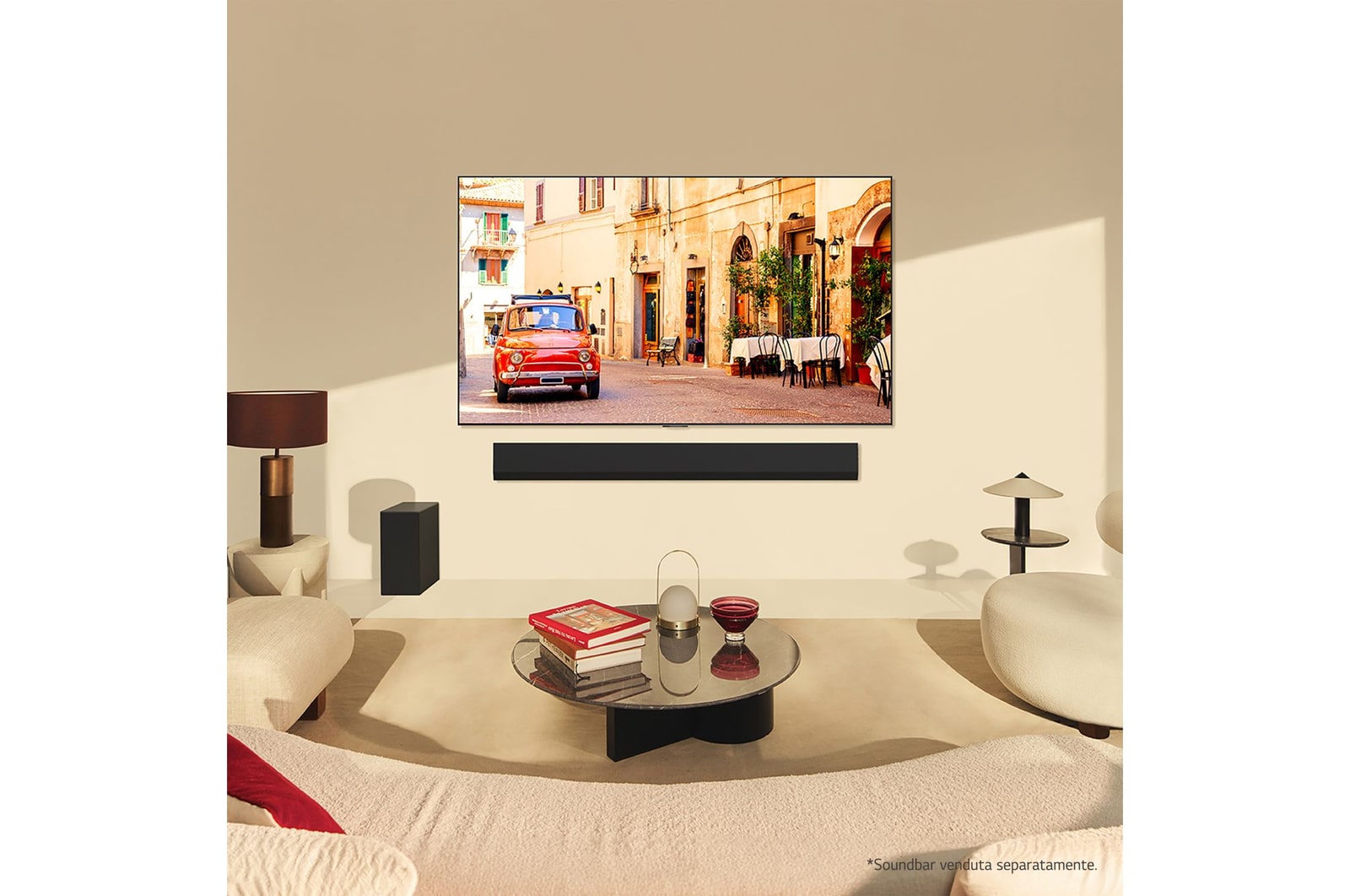 Vista laterale leggermente inclinata verso destra del TV LG OLED evo, OLED G4 sulla parete