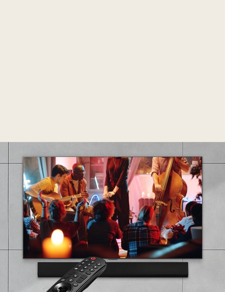 Sullo schermo viene riprodotto un accogliente concerto in salotto. Il menu WOW Interface viene visualizzato in sovrapposizione e l'utente accede alle impostazioni della soundbar con il telecomando puntatore.