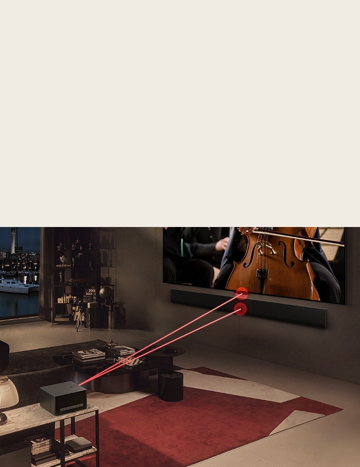 Sullo schermo dell'LG OLED evo M4 viene riprodotto un concerto e di fronte c'è il box Zero Connect. Un segnale wireless rosso appare sopra lo Zero Connect Box e due fasci di luce rossa vengono emessi verso il TV e la Soundbar LG.