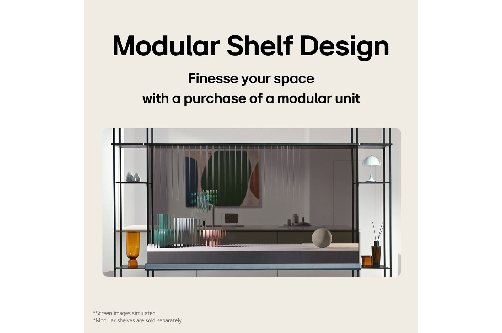 Vista frontale di un LG SIGNATURE OLED T, con oggetti posizionati sulle scaffalature modulari di destra e sinistra.
