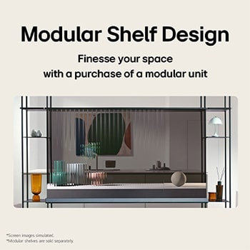 Vista frontale di un LG SIGNATURE OLED T, con oggetti posizionati sulle scaffalature modulari di destra e sinistra.