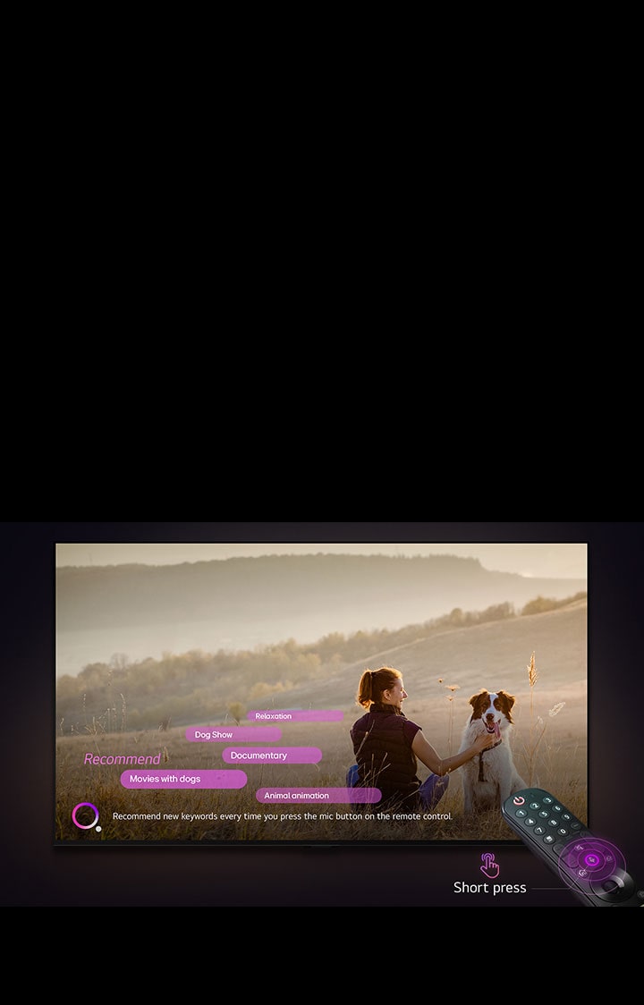 Una TV LG mostra l'immagine di una donna e di un cane in un vasto campo. Nella parte inferiore dello schermo, il testo "Consiglia nuove parole chiave ogni volta che premi il pulsante del microfono sul telecomando" viene visualizzato accanto a un'immagine circolare rosa-viola. Le barre rosa mostrano le seguenti parole chiave: Film con cani, Cane, Autunno, Relax, Amicizia. Di fronte alla TV LG, il telecomando LG Magic è puntato verso la TV con cerchi concentrici viola neon attorno al pulsante del microfono. Accanto al telecomando viene visualizzata l'immagine di un dito che preme un pulsante e il testo "Pressione breve".