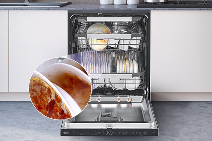 Immagine di una lavastoviglie con la porta completamente aperta, con i piatti sporchi all'interno.