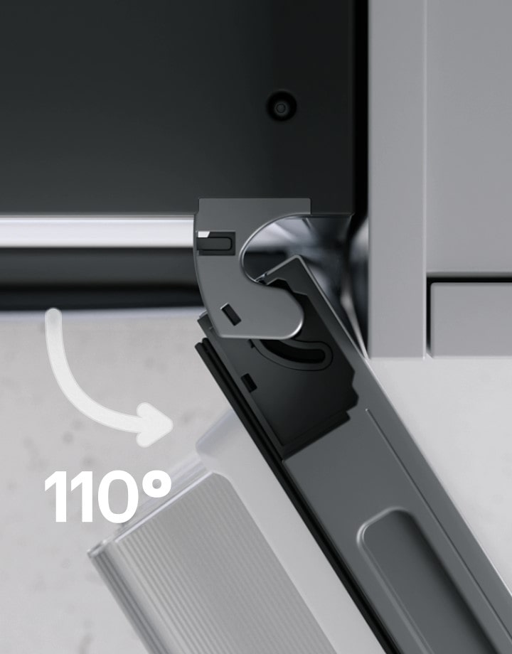 Frigorifero combinato LG (gbbs726cpy) con la porta destra aperta a 110 gradi che mostra una cerniera curva nella parte superiore allineata a filo con il fianco grigio del mobile adiacente