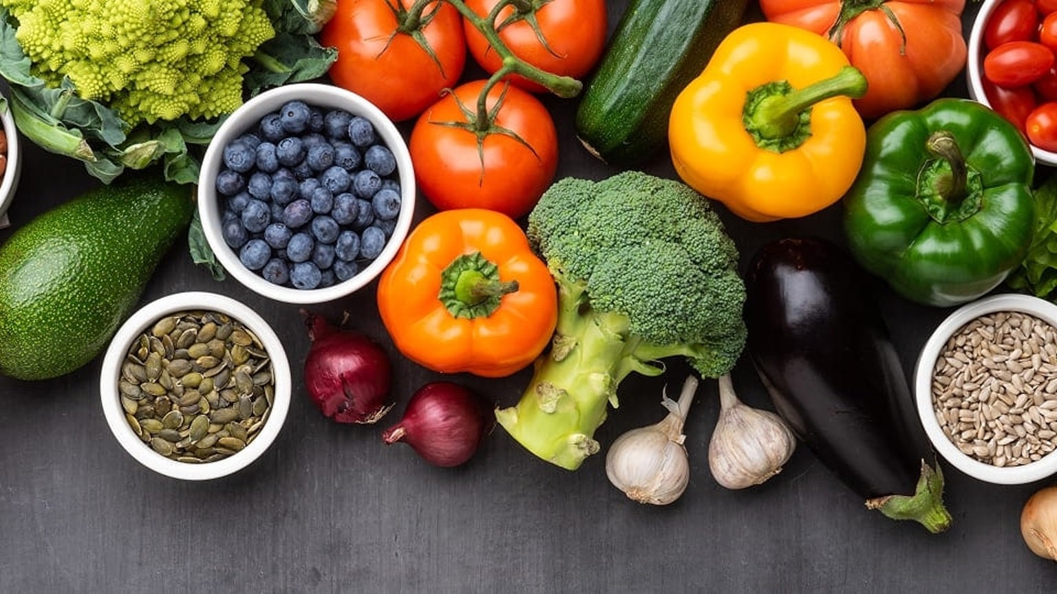 Verdure fresche, frutta e noci assortite che mostrano un controllo ottimale dell’umidità per una freschezza duratura