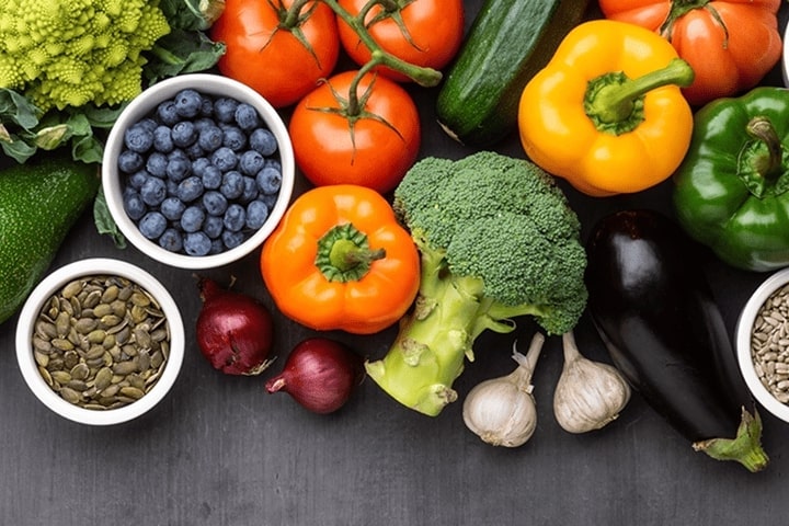 Verdure fresche, frutta e noci assortite che mostrano un controllo ottimale dell’umidità per una freschezza duratura