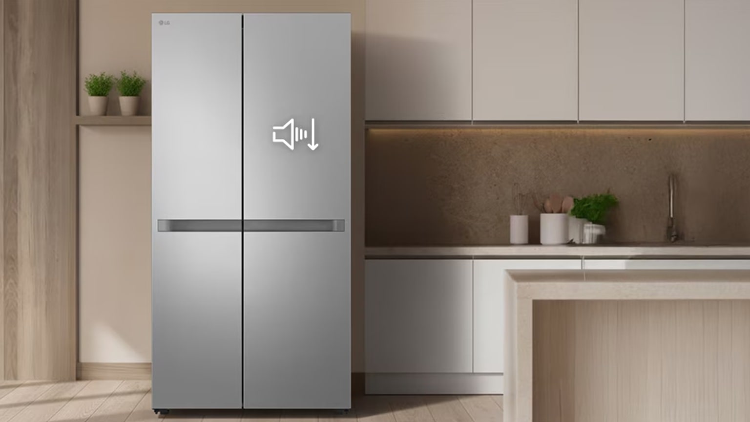 Frigorifero LG con un'elegante finitura argentata in una cucina moderna, con l'icona di riduzione del rumore sulla porta.