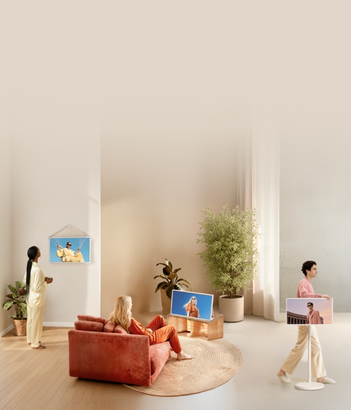 Banner che mostra persone che utilizzano il portatile LG StanbyME 2 da 27 pollici in diverse stanze, evidenziandone il design senza fili, adatto ovunque, e lo schermo touchscreen.