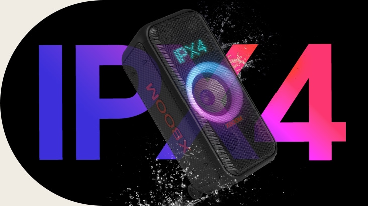 Vista diagonale dell'altoparlante. L'acqua viene spruzzata sul prodotto per evidenziare la classificazione IPX4. La parola "IPX4" è scritta dietro per motivi di design.