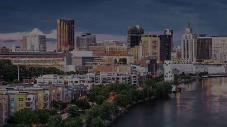 Paesaggio urbano spento a bassa risoluzione. Compare il processore alpha 11 AI. Diverse icone di forma circolare si muovono intorno al paesaggio urbano, mostrando come il processore stia analizzando ogni elemento dell’inquadratura. Il processore si illumina intensamente e l’immagine del paesaggio urbano è improvvisamente più luminosa, dettagliata e con risoluzione 4K grazie all’AI Super Upscaling.