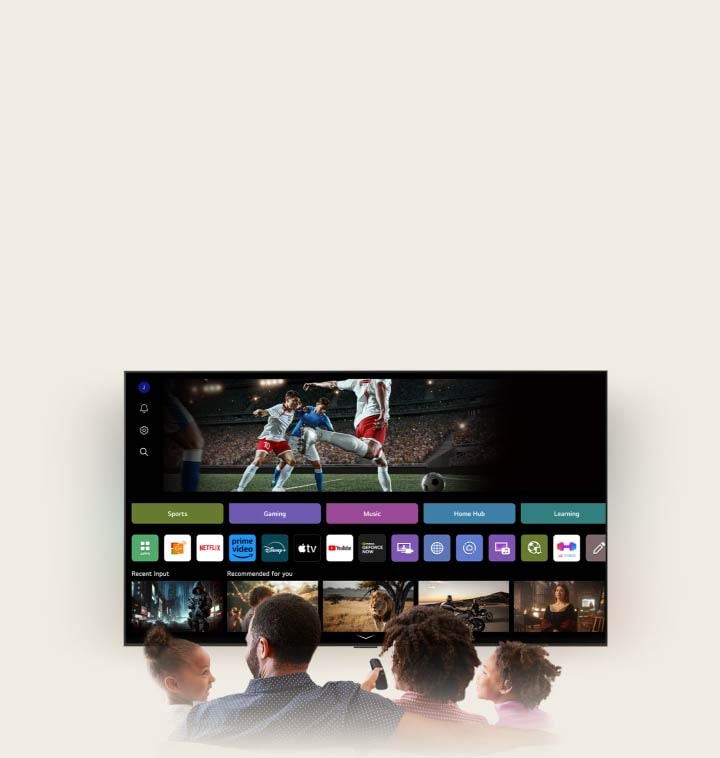 Una famiglia di 4 persone è riunita intorno a una LG AI TV. Attorno alla persona che tiene in mano il telecomando appare un cerchio che ne mostra il nome. Questo mostra come AI Voice ID riconosce la firma vocale di ciascun utente. L’interfaccia webOS mostra poi come l’IA cambia automaticamente account e consiglia contenuti personalizzati.