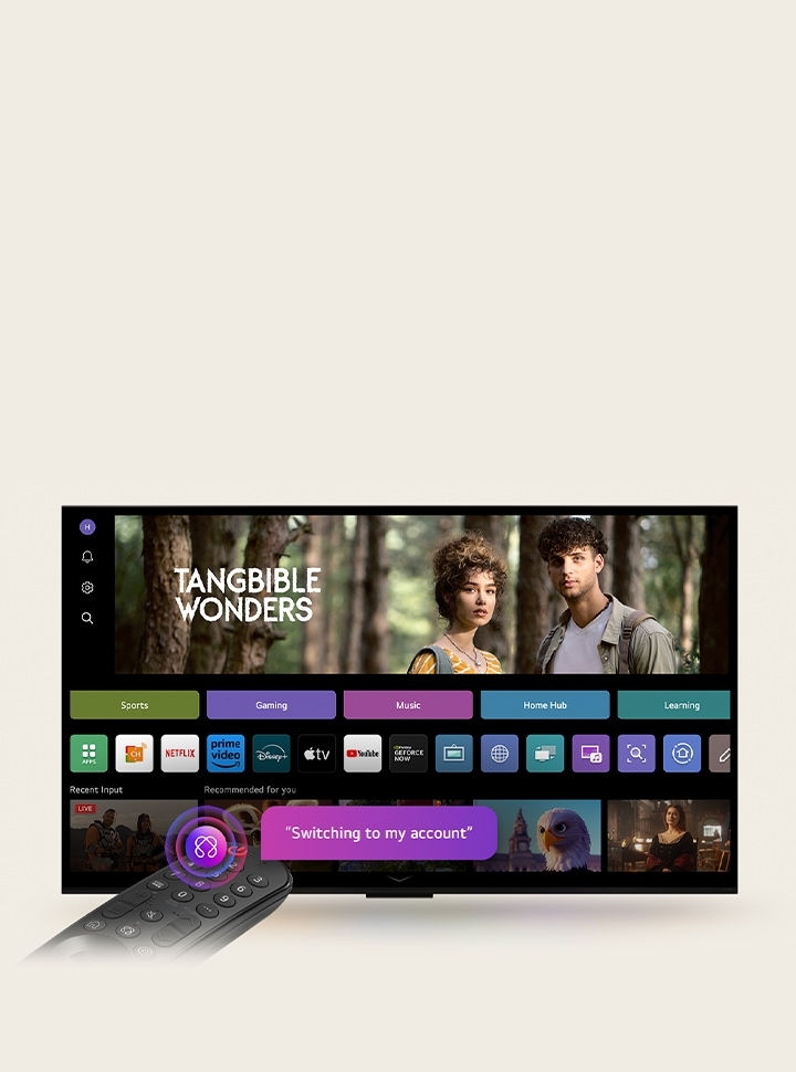 Sullo schermo di un LG OLED TV viene visualizzata la pagina iniziale di webOS 25, ricca di app e contenuti di intrattenimento. Accanto alla TV c’è il telecomando puntatore AI, il cui pulsante AI è messo in evidenza come se fosse attivato dalla voce dell’utente. Accanto ad essa c'è un fumetto, che passa al mio account. 