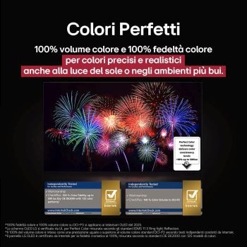 Salotto con LG OLED TV a parete. Sul televisore si vede una catena montuosa in un cielo scuro e pieno di stelle. Questa scena è divisa a metà per mostrare come il Nero perfetto offra livelli di nero reali, sia in ambienti luminosi sia in quelli bui. Un lato della scena mostra una versione più opaca e grigia del display orizzontale, etichettato come Nero non perfetto. L’altro lato un’immagine più gradevole con una gamma dinamica più ampia di neri e bianchi. Questo schermo viene etichettato come Nero perfetto. Anche la certificazione del logo è visibile, la tecnologia Nero perfetto offre livelli di nero inferiori o uguali a 0,24 nit fino a 500 lux. Al suo fianco compare un fumetto che riporta il testo seguente: controlla il marchio di certificazione del Nero perfetto.