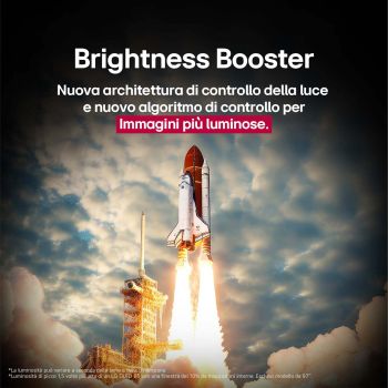 Uno space shuttle in fase di lancio da terra La scena è divisa a metà: una metà è leggermente più scura e opaca, l’altra metà mostra come le immagini dell’esplosione del razzo siano straordinariamente luminose sullo schermo di una LG OLED TV con la struttura di emissione della luce e l’architettura di controllo dell’illuminazione del Brightness Booster Max.