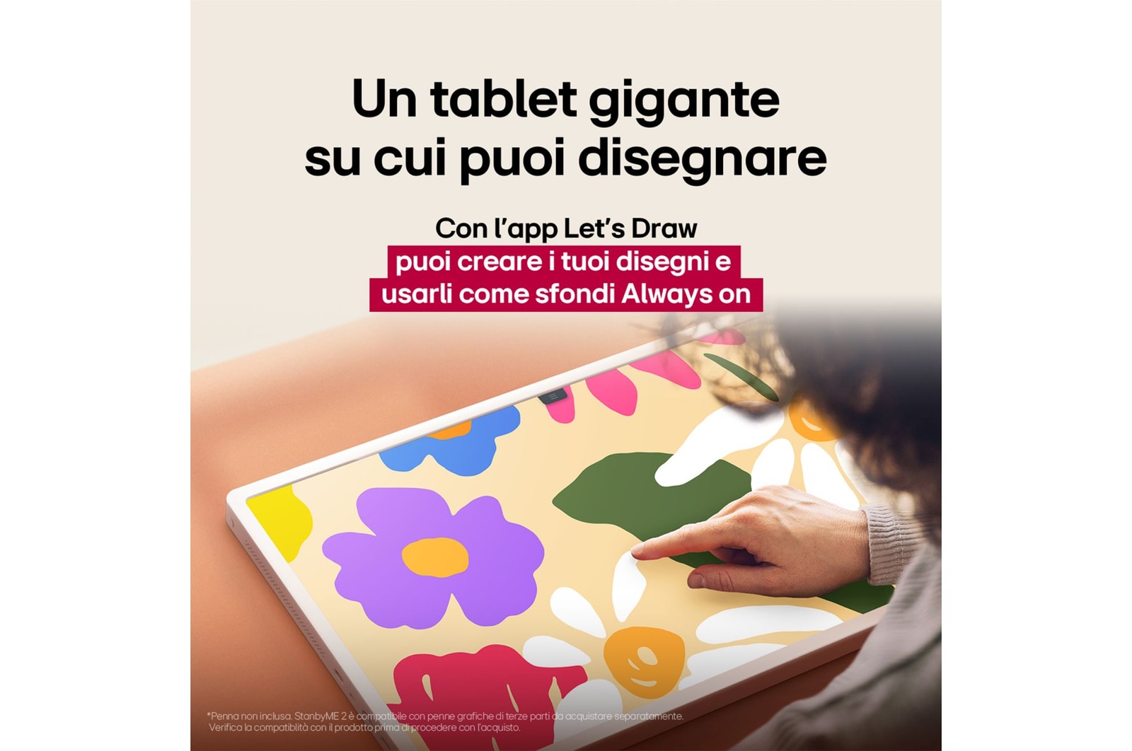 LG StanbyME 2 su un tavolo con la funzione Let's Draw attiva. Una persona disegna con il dito sul touchscreen. Il testo parla dell'uso creativo dello schermo come tela digitale e della funzione Always On Display.