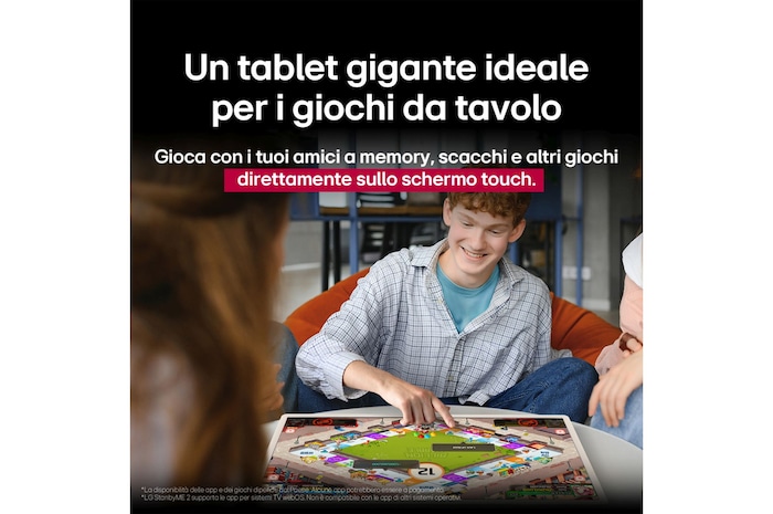 Gruppo di amici che gioca a un gioco da tavolo sullo schermo LG StanbyME 2. È evidenziata la funzione Big Tablet Screen. Il testo parla dell'interazione diretta tramite touchscreen.
