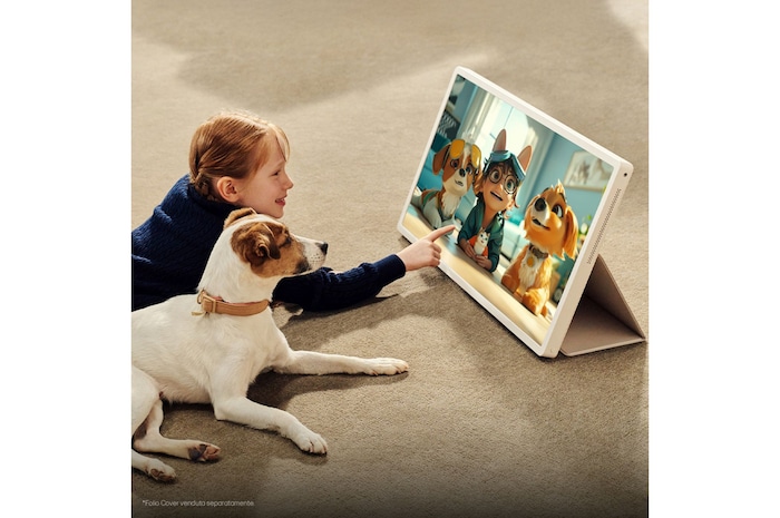 Ragazza con il suo cucciolo guarda uno show sull'LG StanbyME 2. Lo schermo è posizionato come un tablet grazie alla cover folio.