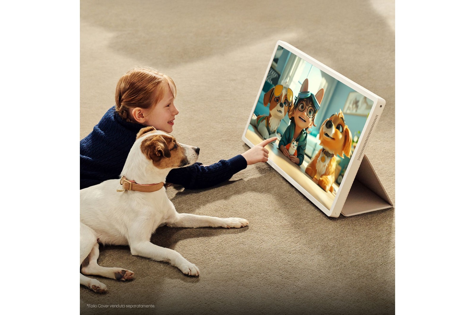 Ragazza con il suo cucciolo guarda uno show sull'LG StanbyME 2. Lo schermo è posizionato come un tablet grazie alla cover folio.