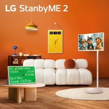 Schermi LG StanbyME 2 esposti in un moderno soggiorno. Uno è su supporto, uno è appeso alla parete e un altro è posizionato su un tavolo con la cover folio.