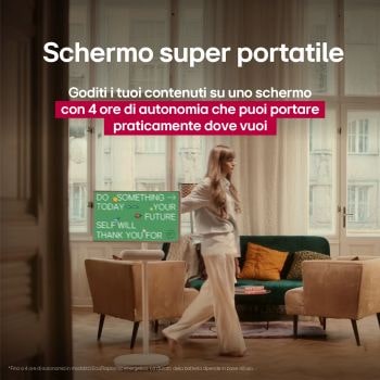 Persona che sposta il proprio LG StanbyME 2 grazie al supporto con ruote. Il testo evidenzia lo schermo super portatile con 4 ore di riproduzione wireless e porta USB-C.