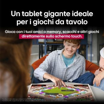 Gruppo di amici che gioca a un gioco da tavolo sullo schermo LG StanbyME 2. È evidenziata la funzione Big Tablet Screen. Il testo parla dell'interazione diretta tramite touchscreen.
