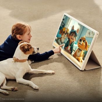 Ragazza con il suo cucciolo guarda uno show sull'LG StanbyME 2. Lo schermo è posizionato come un tablet grazie alla cover folio.
