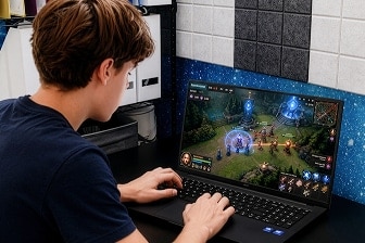 Studente che si diverte con un gioco su un laptop LG gram a casa.