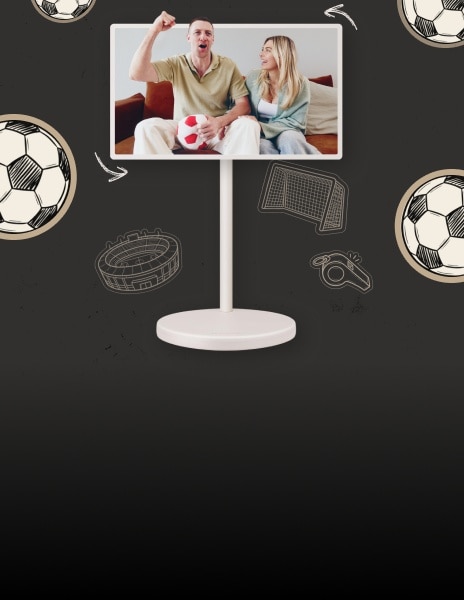 Sullo schermo di LG Smart Monitor Swing, una coppia è seduta sul divano; l'uomo tiene in mano un pallone da calcio di peluche ed esulta con il pugno alzato, mentre la donna sorride accanto a lui.