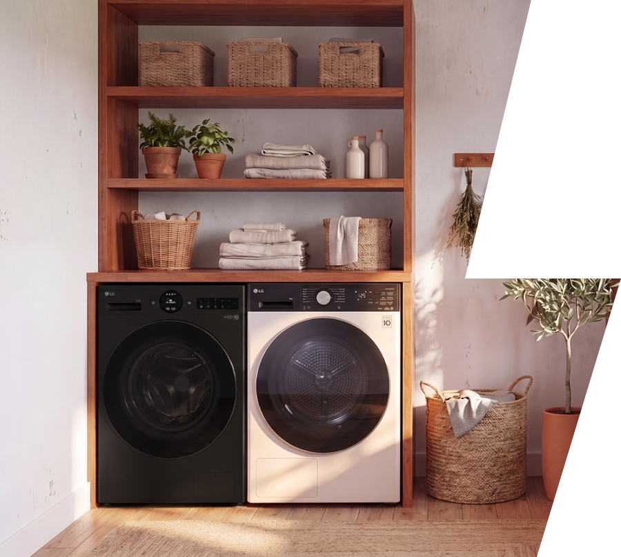 Una lavatrice a carica frontale bianca e un'asciugatrice coordinata sono integrate in un mobile lavanderia in legno, circondate da asciugamani ben piegati, cesti di vimini e piante decorative.