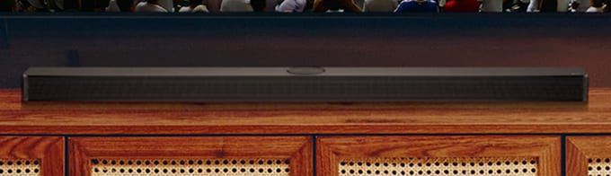 Primo piano di una soundbar su una superficie in legno