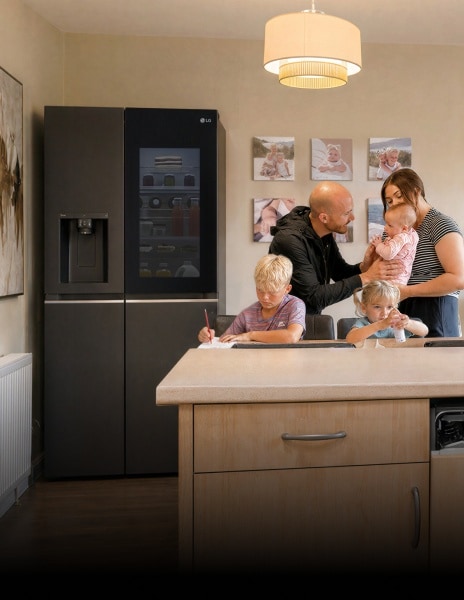 Una famiglia con tre bambini che trascorrono del tempo insieme in una cucina calda e moderna.