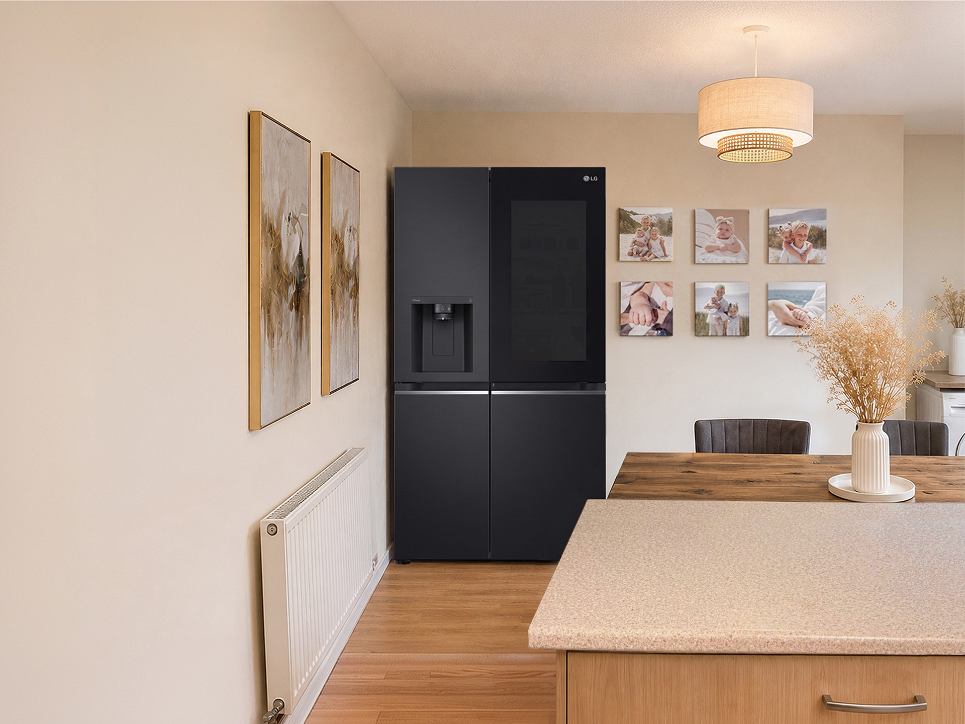Un frigorifero multi-porta in acciaio inox LG si trova in una sala da pranzo calda e moderna accanto ad un tavolo in legno e a un'arte muraria.