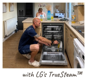 Un uomo si inginocchia sul pavimento, caricando i piatti in una lavastoviglie LG aperta. [con LG TrueSteam™]