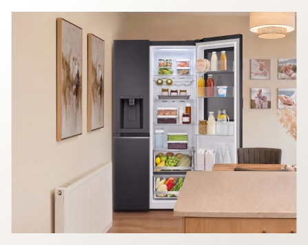 Un frigorifero LG aperto mostrato da una vista ampia in una sala da pranzo moderna.
