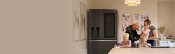 Una famiglia con tre bambini che trascorrono del tempo insieme in una cucina calda e moderna.