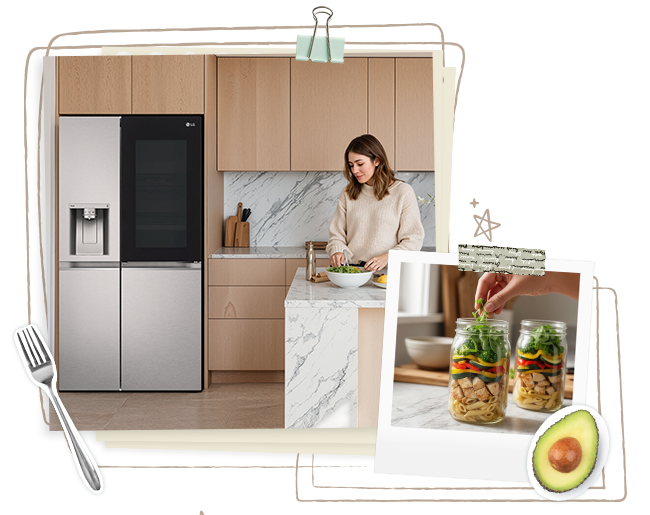 Un’immagine in stile Polaroid di una persona che sistema la spesa nel frigorifero in una cucina dai toni del legno, con contenitori per il meal prep e adesivi sul frigorifero.