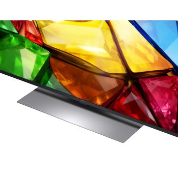 TV 55 pollici LG Mini RGB MRGB88 dettaglio ravvicinato della parte inferiore del televisore e della base di supporto in metallo.