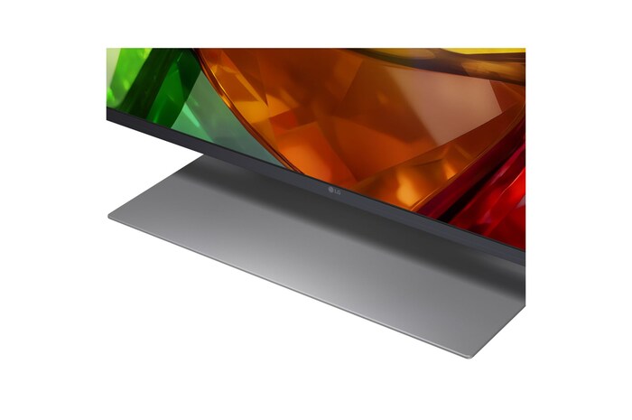 TV 65 pollici LG Mini RGB MRGB87 dettaglio ravvicinato della parte inferiore del televisore e della base di supporto in metallo.