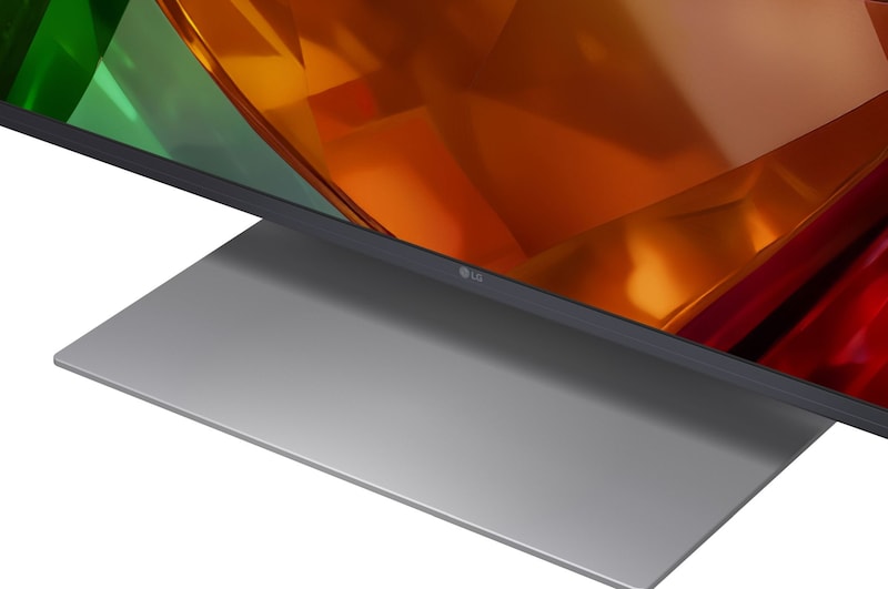 TV 86 pollici LG Mini RGB MRGB87 dettaglio ravvicinato della parte inferiore del televisore e della base di supporto in metallo.