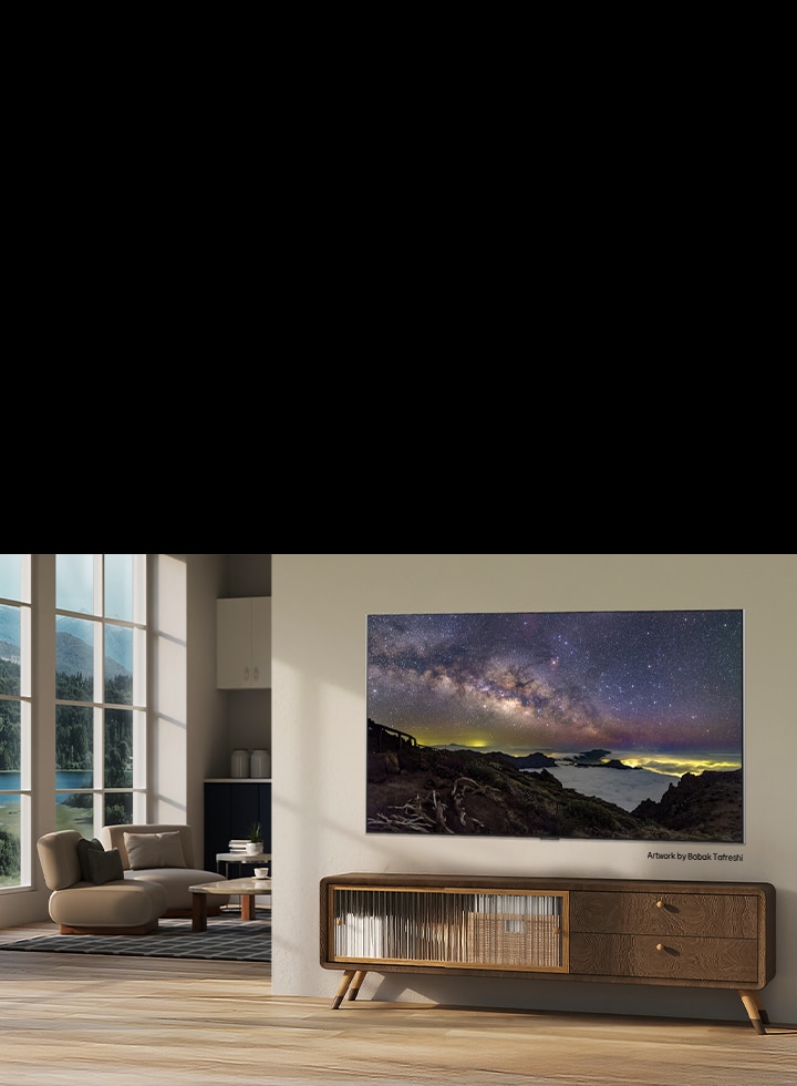 LG OLED evo AI W6 Wallpaper TV con LG Gallery+ mostra un paesaggio notturno di Babak Tafreshi in un ambiente moderno.