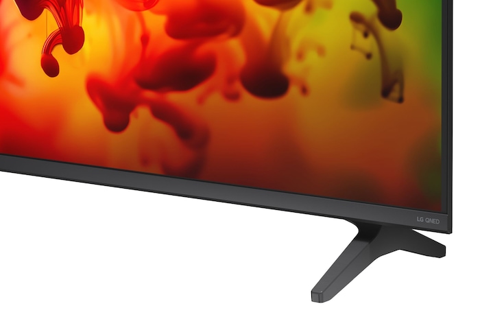 TV 50 pollici LG QNED AI MiniLED QNED70B dettaglio ravvicinato della parte inferiore del televisore e della base di supporto in metallo.