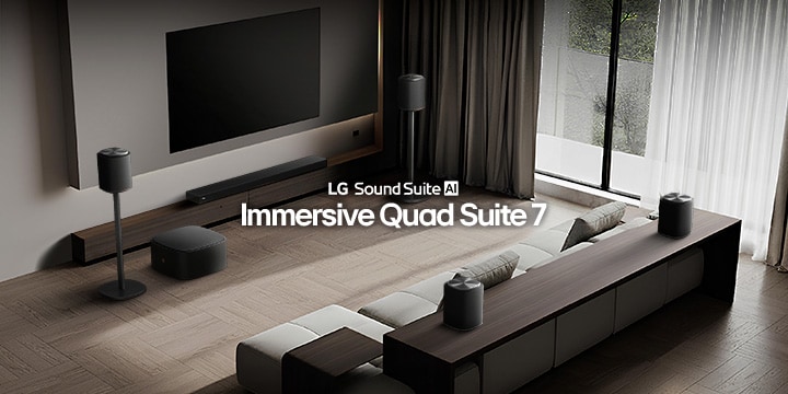 Un soggiorno con TV e set Sound Suite: una soundbar a parete, un woofer frontale, una coppia di speaker sui supporti laterali e un’altra coppia dietro il divano.