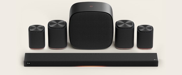 Set home theater LG Immersive Quad Suite 7 con soundbar Sound Suite, due coppie di speaker e un woofer.