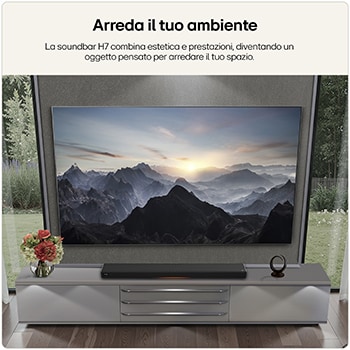 Sound Suite H7 installata sotto un televisore in un elegante ambiente moderno.