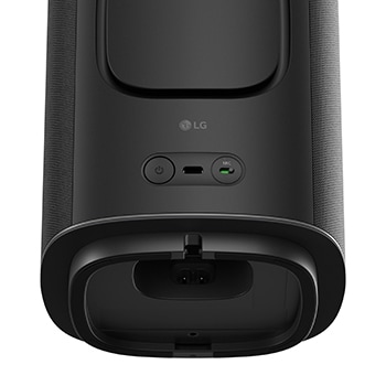 Speaker LG nero con comandi di accensione e connessioni accessibili nella parte inferiore.