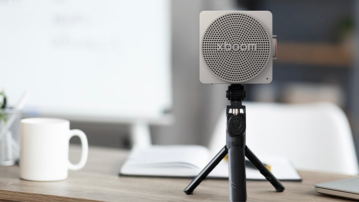 LG xboom Mini grigio su treppiede, mini speaker Bluetooth dal design iconico con attacco universale per accessori