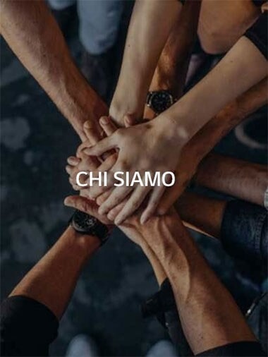 Diverse persone che si uniscono per mano